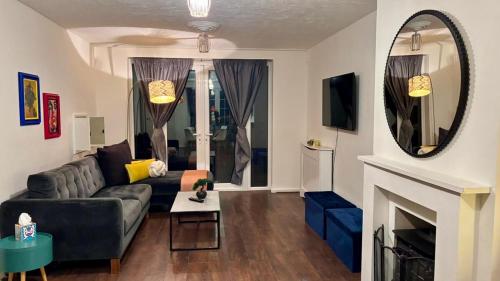 Et opholdsområde på The Four Bedroom Garden Escape