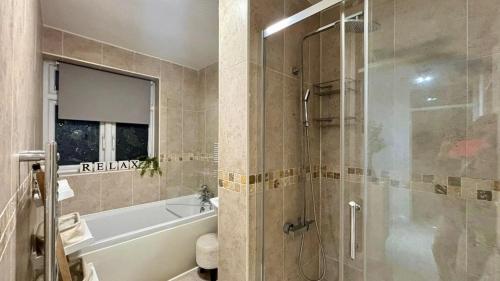 Et badeværelse på The Four Bedroom Garden Escape