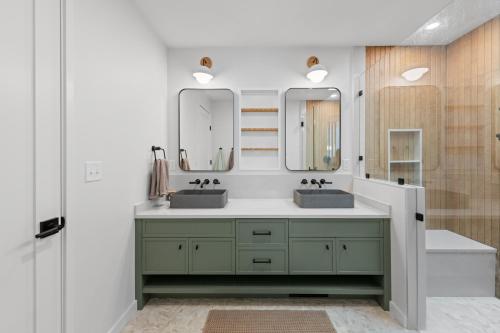 een badkamer met twee wastafels en twee spiegels bij NEW! Tilted Pine - Lake Access Modern Home in Center Harbor