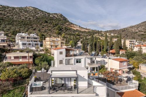 托隆Noma Suites Tolo的可以看到城市景观的房子