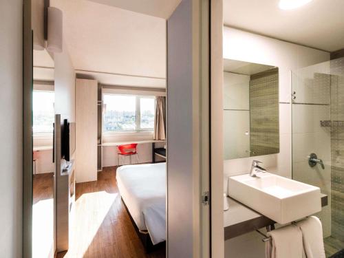 Phòng tắm tại ibis Montevideo Rambla
