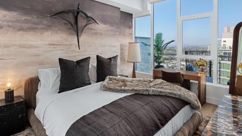 Postel nebo postele na pokoji v ubytování Entire Floor 2BDR w Luxury Amenities Balcony SkyLux Penthouse by AvantStay