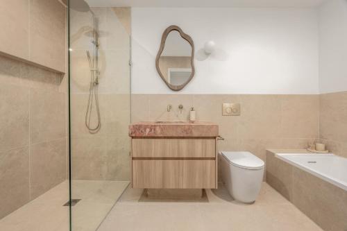 Phòng tắm tại 5 min walk to beach, 5 min drive to shops