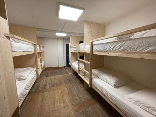 een kamer met 4 stapelbedden in een slaapzaal bij BodyGo Briançon in Briançon