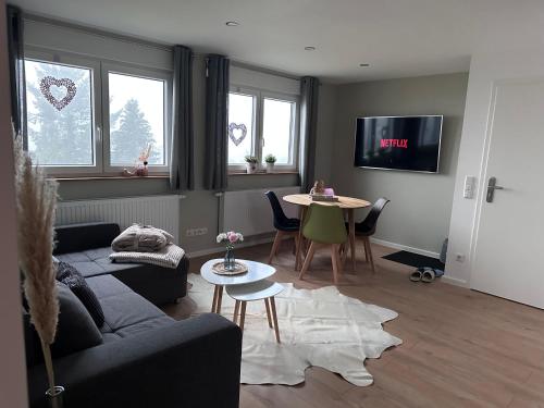ein Wohnzimmer mit Sofa und Tisch in der Unterkunft Haus Martha - Top Modernes Apartment in der Natur in Willingen