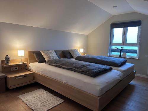 ein Schlafzimmer mit einem großen Bett und einem Fenster in der Unterkunft Haus Martha - Top Modernes Apartment in der Natur in Willingen