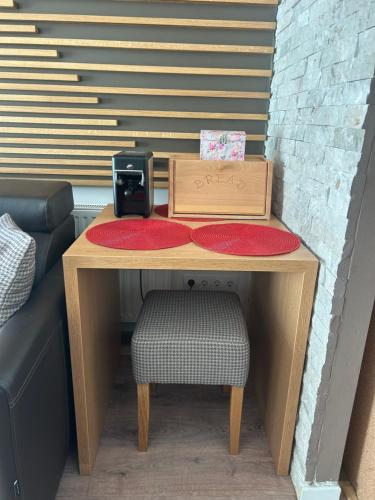 ein kleiner Tisch mit einem Stuhl und einer Kiste darauf in der Unterkunft Sunny Escape Bjelašnica in Ivišovo Greblje