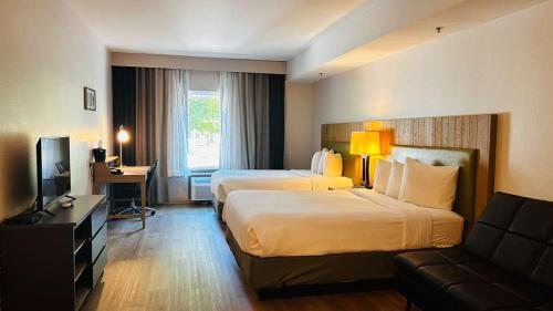 Ένα ή περισσότερα κρεβάτια σε δωμάτιο στο Radiant Inn and Suites