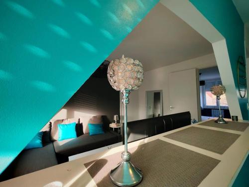 un salon avec un canapé et une lampe dans l'établissement Baroquissime, à Dunkerque