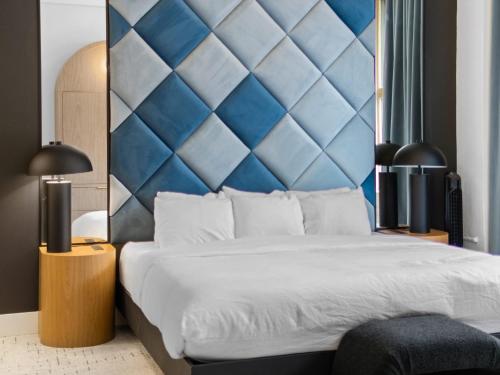 Ένα ή περισσότερα κρεβάτια σε δωμάτιο στο Symons Block Suite