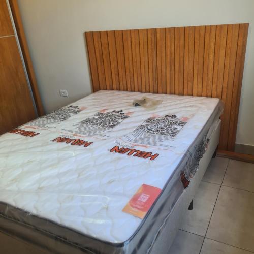 a bed in a room with a mattressvisor at Montebelle casa1 in Porangaba