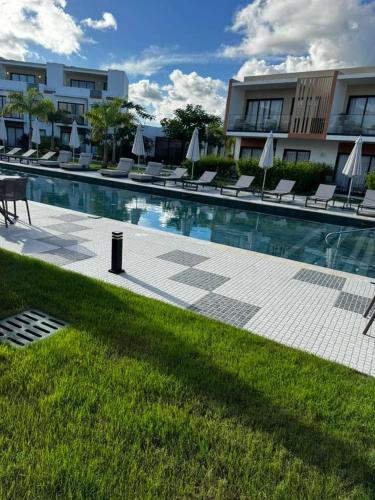 Bazén v ubytování Luxury 2BR Suite Private En Suite Bath nebo v jeho okolí