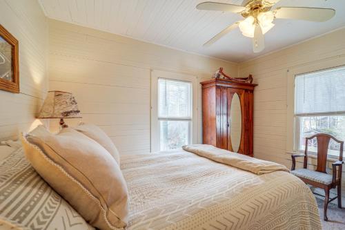Postel nebo postele na pokoji v ubytování Fire Pit and Porch! Rustic Linville Falls Cottage