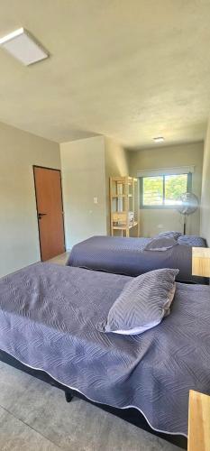 En eller flere senge i et værelse på Casa Privada Los Cardenales