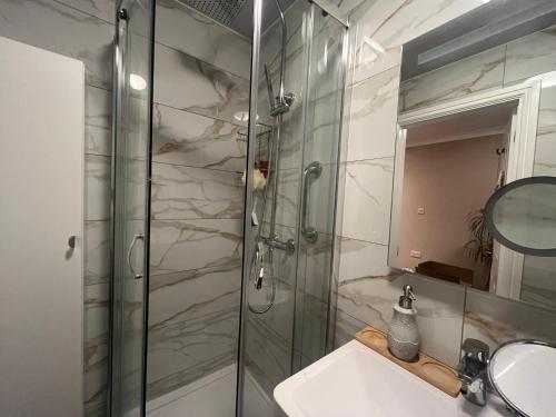 Phòng tắm tại Cosy self-contained extension with skylight & garden view