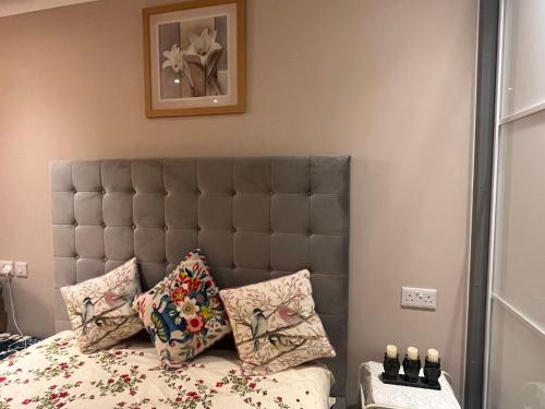 Giường trong phòng chung tại Cosy self-contained extension with skylight & garden view