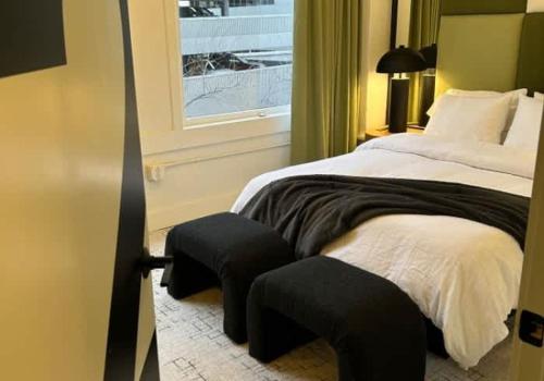 een slaapkamer met een groot bed en een raam bij Symons Block Suite 2 in Spokane