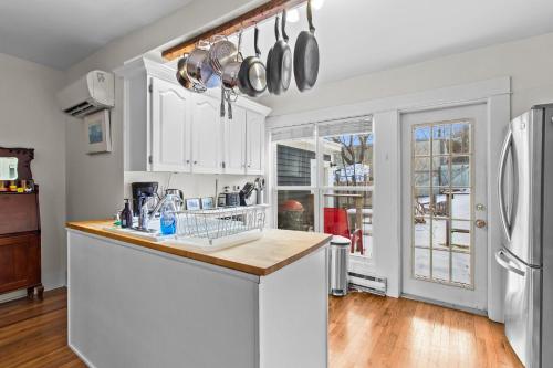 een keuken met witte kasten en een witte koelkast bij House Patrick 4Bd Loft Style Parking in St. John's