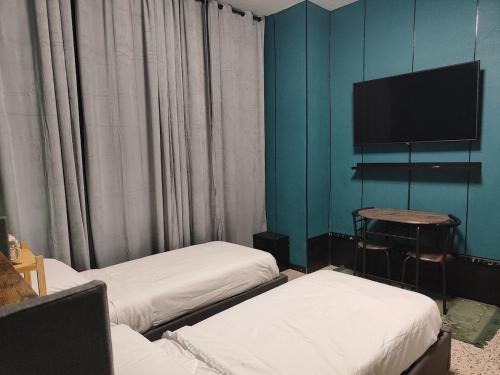 TV/trung tâm giải trí tại FARISHTAs house simple apartment