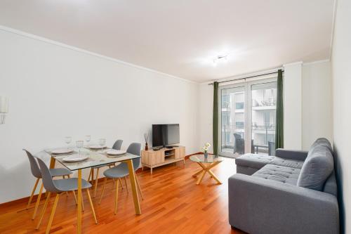 Posezení v ubytování New Santa Cruz Airport & Downtown Apartment