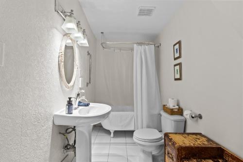 een witte badkamer met een wastafel en een toilet bij House Patrick 4Bd Loft Style Parking in St. John's