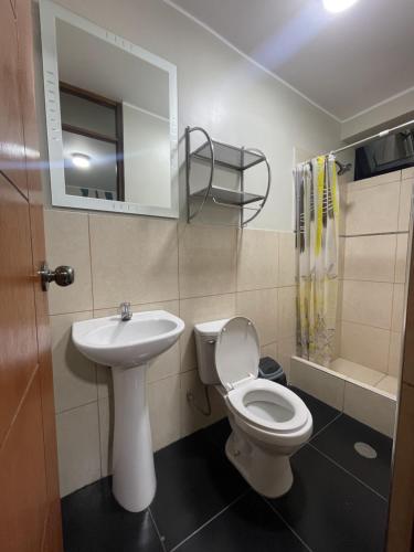 ein Badezimmer mit Toilette und Waschbecken in der Unterkunft Agora Hs in Chincha