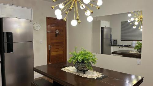 een keuken met een tafel met een potplant erop bij Jardim dos Ipês in Araranguá