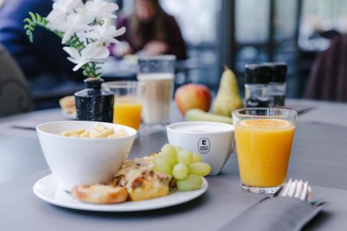Una mesa con un plato de comida y jugo de naranja. en Radisson BLU Balmoral, en Spa