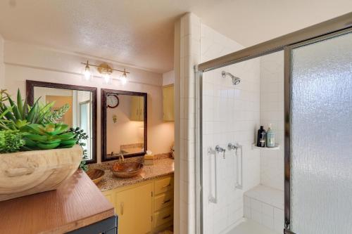 Ένα μπάνιο στο Hualapai Mtn Views on 2 Acres Thunderhead Home