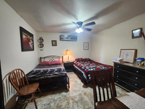 una camera da letto con due letti e un ventilatore a soffitto di Casa Villafontana a Mexicali