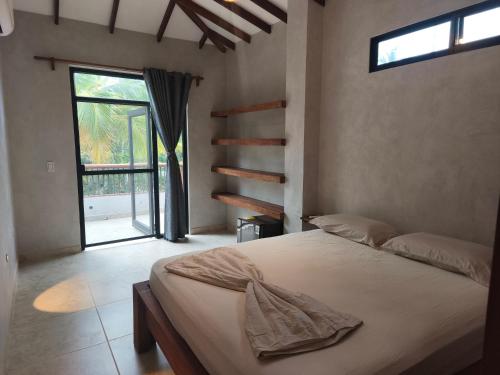 En eller flere senge i et værelse på Mystic Beach Resort