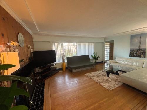 TV/trung tâm giải trí tại Charming Bright 3BR House - Upper Level Suite