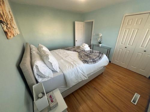 Giường trong phòng chung tại Charming Bright 3BR House - Upper Level Suite