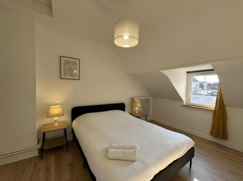 BéthenyDiouf House的一间卧室，配有一张大床和一扇窗户。