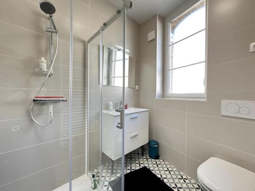 BéthenyDiouf House的带淋浴、马桶和水槽的浴室
