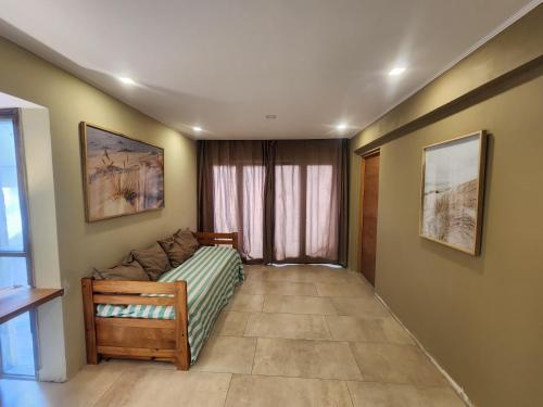 Giường trong phòng chung tại Pinamar centrico