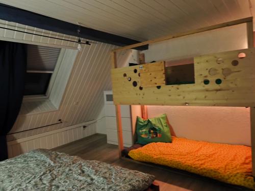 a bedroom with a bunk bed and a climbing wall at Tieringer Landglück in Meßstetten