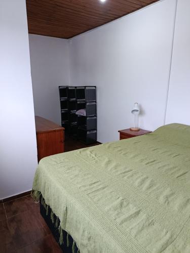 Schlafzimmer mit einem Bett und einem Weinregal in der Unterkunft La casita in Minas