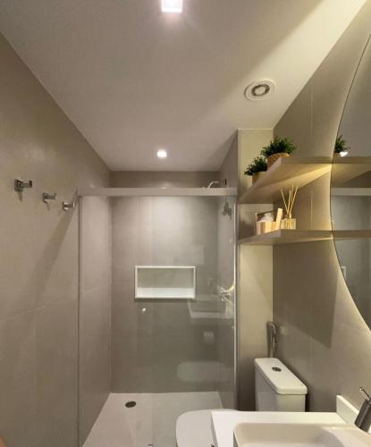 a bathroom with a shower and a toilet and a sink at Exclusividade e Conforto a 500m da Beira-Mar in Fortaleza