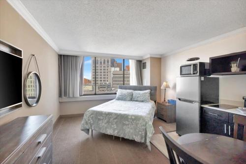 Postel nebo postele na pokoji v ubytování Modern Studio • Gym + Lounge with Pool Table