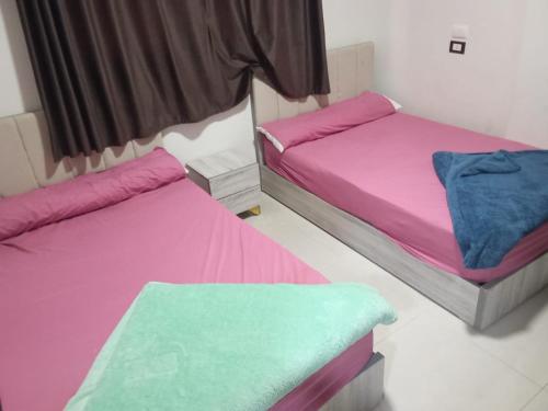 En eller flere senge i et værelse på مصيف التوحيد