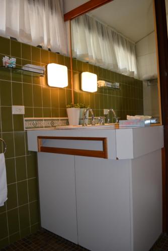 Batlow的住宿－蘋果汽車旅館，一间带水槽和镜子的浴室