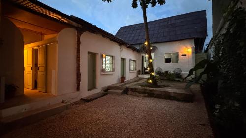 un cortile vuoto di una casa di notte di Casa ANKAA a Flores