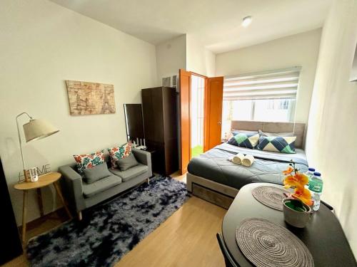 En eller flere senge i et værelse på Charming & Comfortable Studio Haven