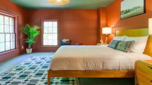 Giường trong phòng chung tại Relax in Style at Historic Modern on Main with Modern Amenities Wooded Views