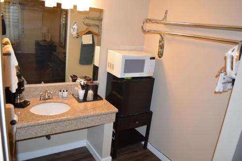 Køkken eller tekøkken på Home Away Inn