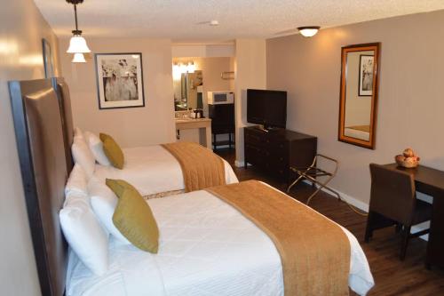 En eller flere senge i et værelse på Home Away Inn