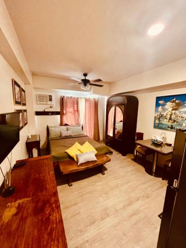ein Wohnzimmer mit Sofa und Tisch in der Unterkunft Vintage Modern Studio Condo Unit with Balcony in Bacolod City
