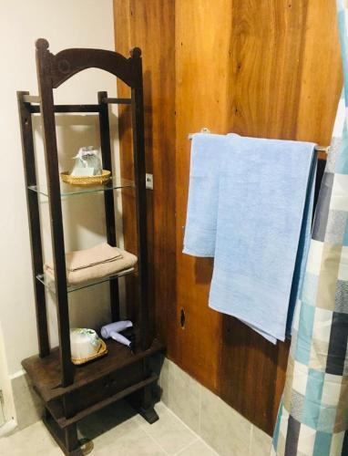 In einem Badezimmer hängt ein Handtuch an einer Holzwand. in der Unterkunft Vintage Modern Studio Condo Unit with Balcony in Bacolod City