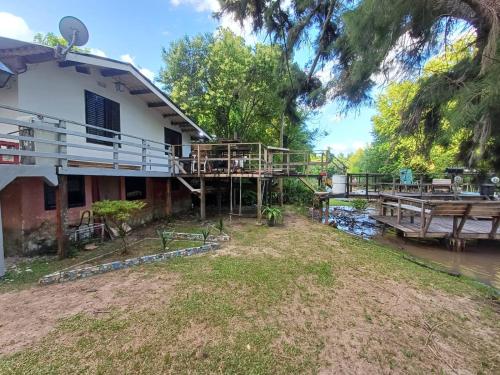 een huis met een terras naast een rivier bij Casasdelta in Tigre